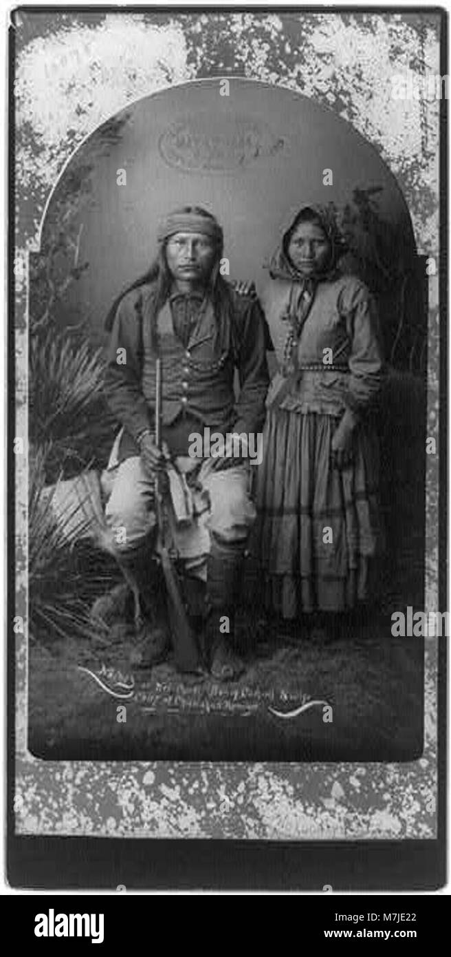 Photographie de Naches, également connu sous le nom de Wei-chi-TI, un chef Apaches Chiricahua et fils de Cochise, assis avec sa femme, tenant un fusil, vers 1884. Banque D'Images
