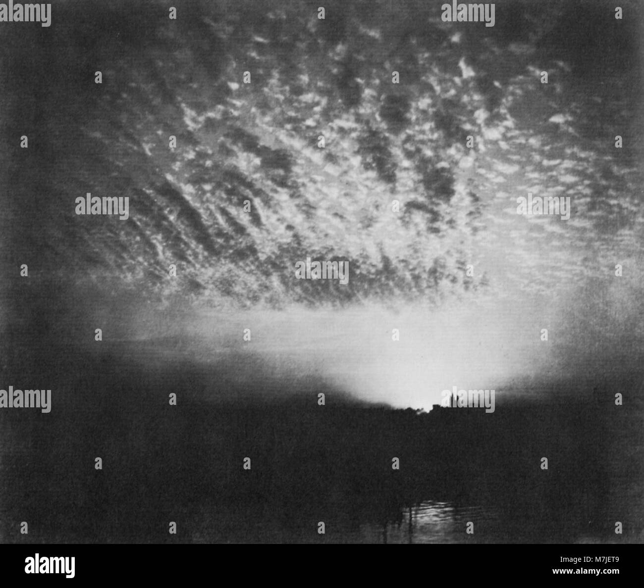 Cette photographie de Stuart Emmeline Wortley, intitulée « le jour est fini et les ténèbres approchent des ailes de la nuit », capture une ambiance dramatique avec sa composition et son utilisation de la lumière. Banque D'Images