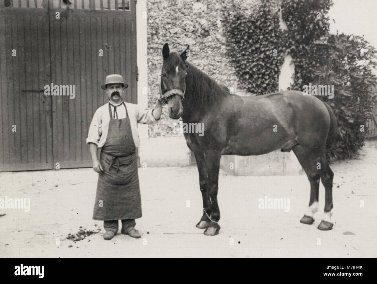 Photographie de François Emile Zola représentant un des serviteurs de M. Dan, accompagné d'un cheval nommé Bonhomme. L'image est une représentation historique de la culture française et de la tradition équestre. Banque D'Images