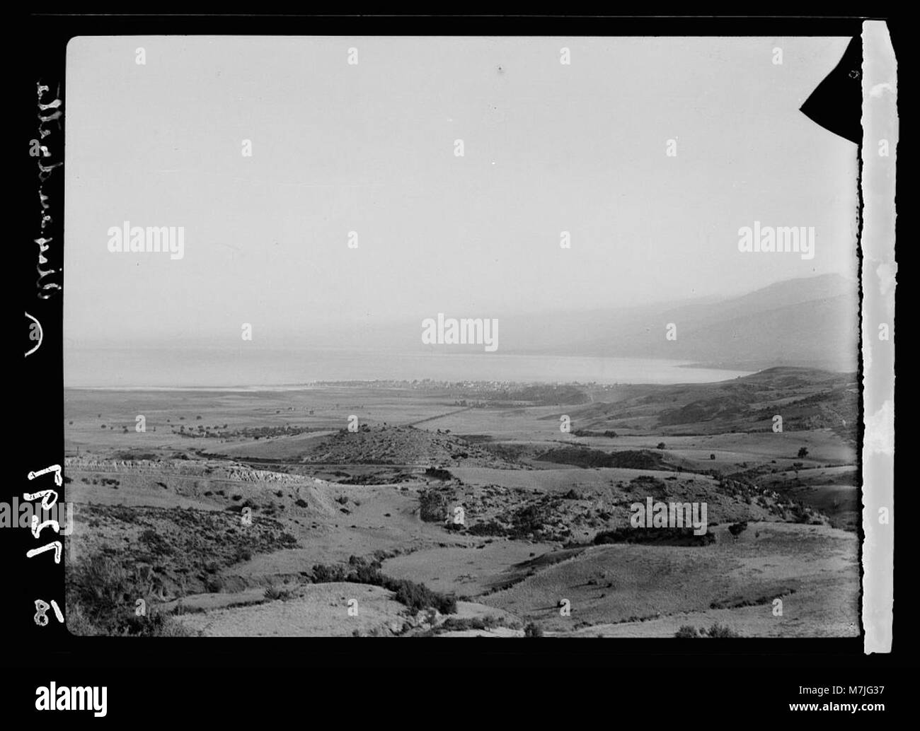 Cette photographie présente une vue lointaine d'Alexandretta et de sa baie, prise depuis les contreforts des monts Amanus (monts Amanos) dans la Turquie moderne. Banque D'Images