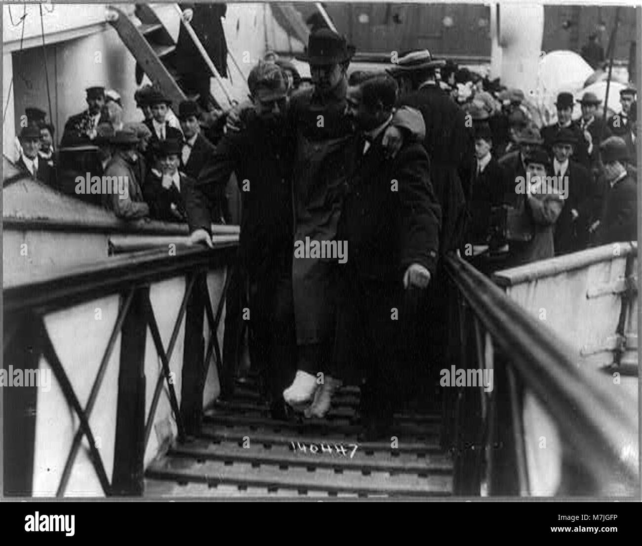 Harold bride, l'opérateur sans fil survivant du Titanic, est montré en train d'être transporté sur la rampe d'un navire aux pieds bandés après avoir survécu à la catastrophe du Titanic. Bride a été l’une des rares à survivre au naufrage, jouant un rôle crucial dans les communications de détresse du navire. Banque D'Images