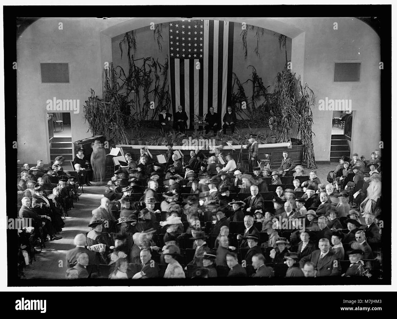 Photographie documentant la première célébration communautaire de Thanksgiving à l'école Park View, tenue le 10 novembre 1916. L’événement a été une étape importante pour l’école et la communauté locale, marquant une tradition de célébration communautaire. Banque D'Images
