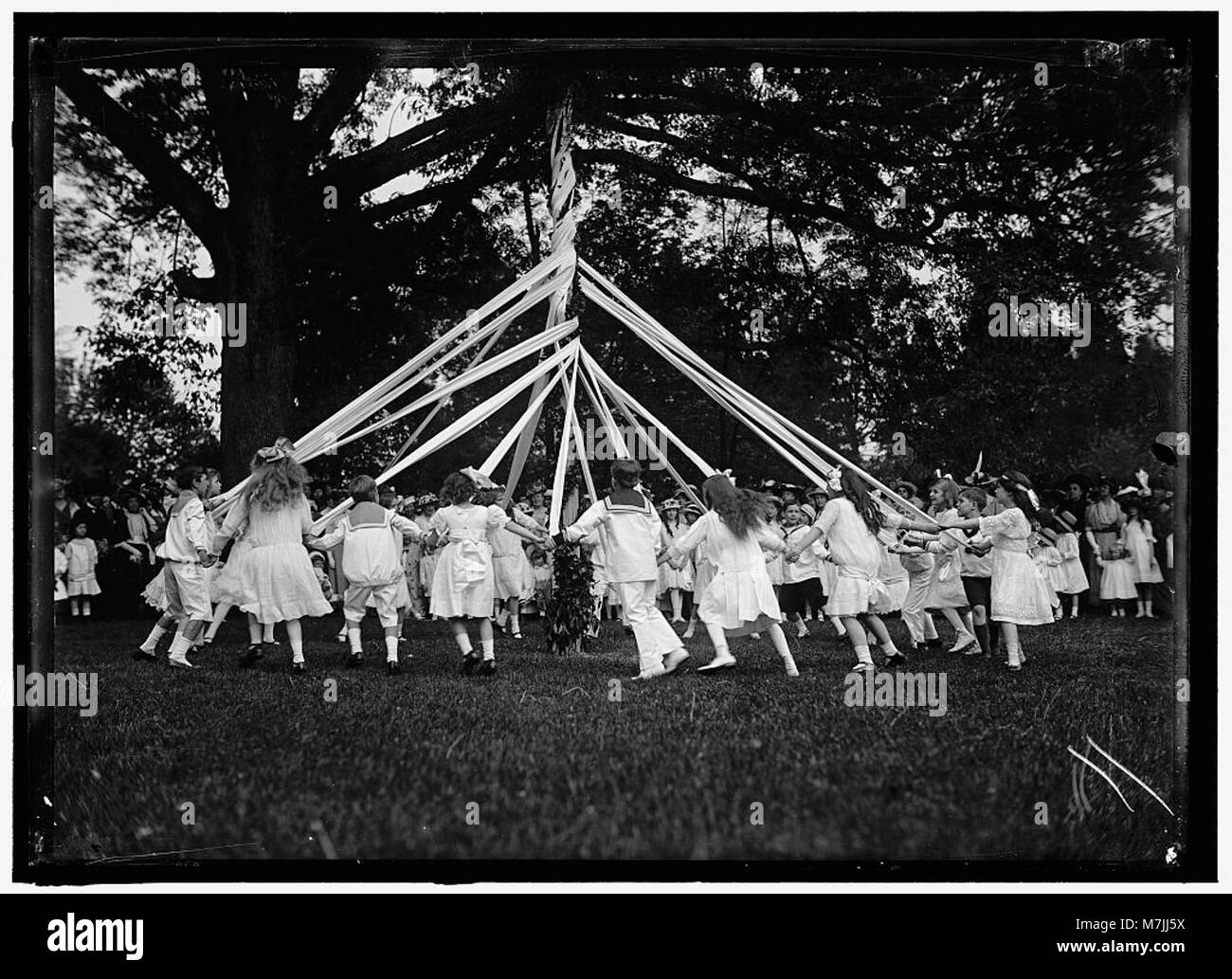 Une image d'une danse maypole à un Fête de charité de l'amitié. La photographie illustre l'esprit festif et la participation de la communauté aux activités culturelles traditionnelles. Banque D'Images