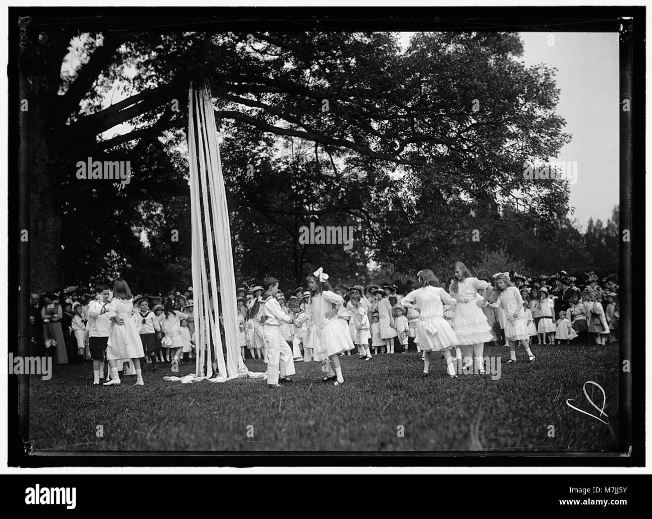 La danse Maypole à la Fête caritative de l'amitié célèbre la danse traditionnelle et l'esprit communautaire, mettant en valeur les festivités culturelles locales et le soutien caritatif. Banque D'Images