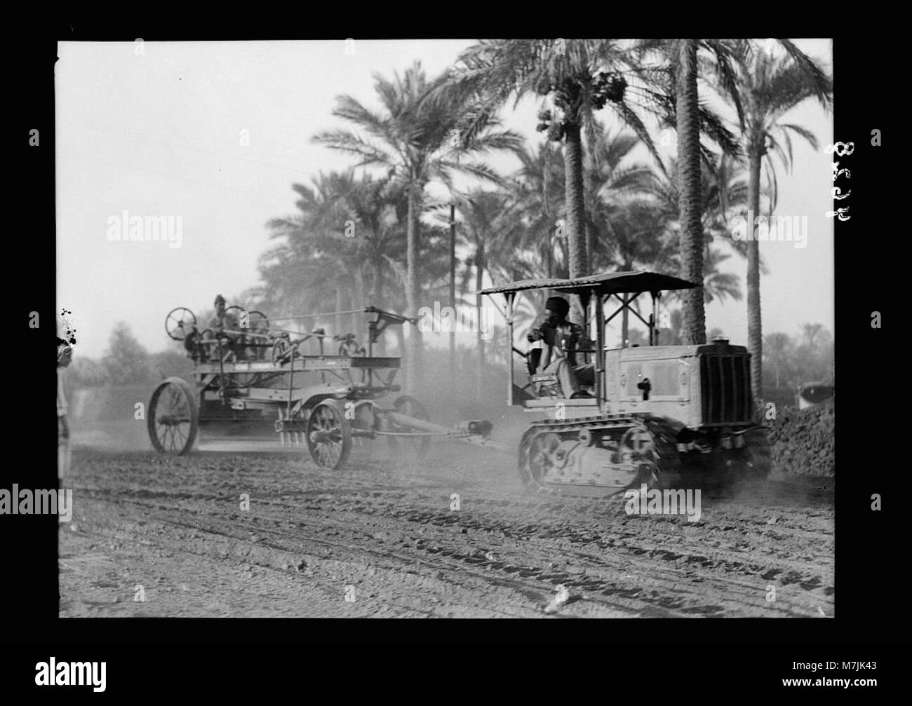 Cette image montre des machines modernes de construction routière travaillant dans les rues de Bagdad, en Irak. Les machines font partie d'un effort d'élargissement et de modernisation de l'infrastructure de la ville. Banque D'Images