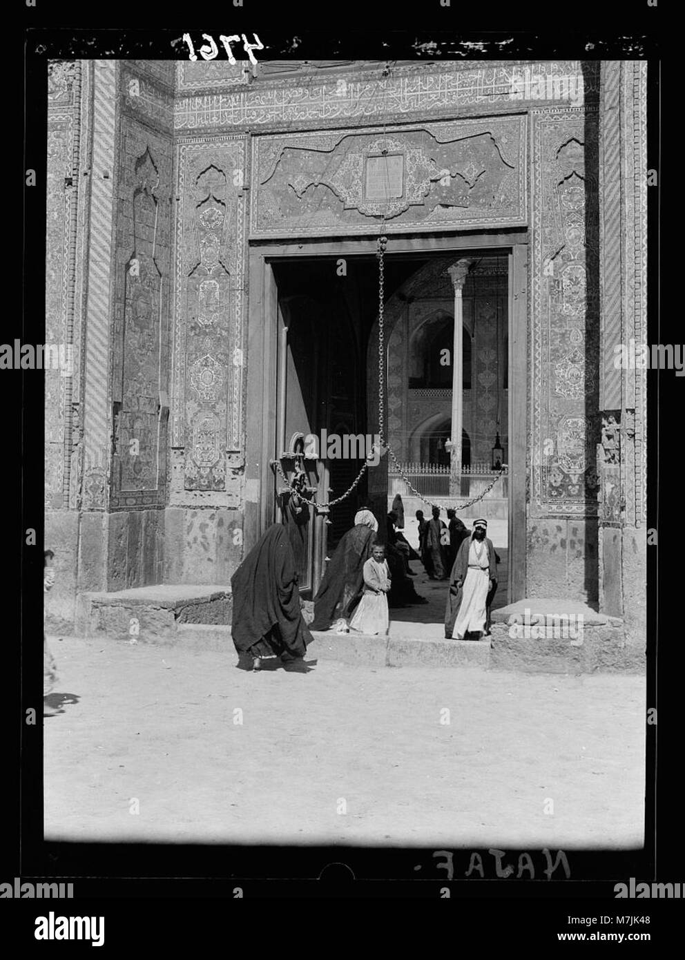 L'Iraq. An Nadjaf. Première ville sacrée des musulmans chiites (c.-à-d., les musulmans). Entrée de la mosquée. Partie inférieure avec beau carrelage bleu LOC.16162 matpc Banque D'Images