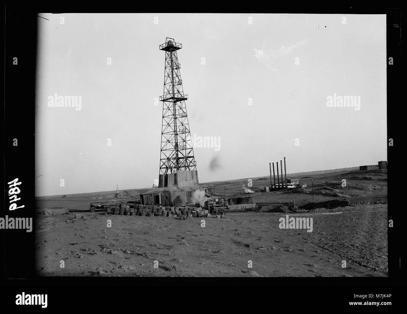 L'Iraq. Puits de pétrole et le camp de l'Iraq Petroleum Company. (5 milles au sud de Kirkouk). District de Kirkouk. Un foreur de pétrole. Montrant toute la hauteur de la tour de forage matpc LOC.16247 Banque D'Images