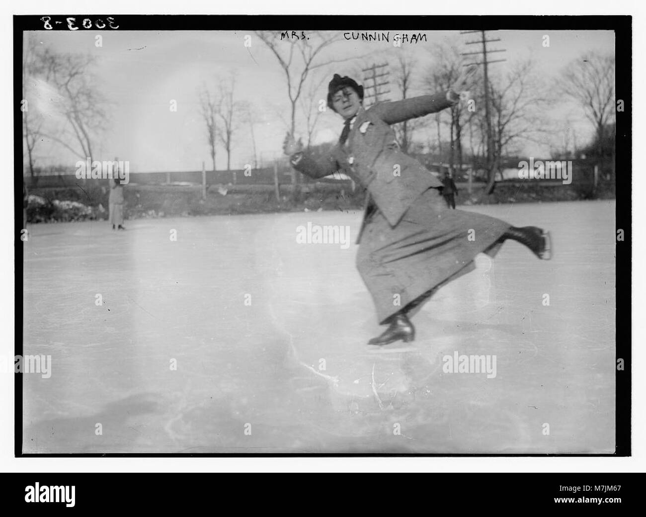 Une photographie de MRS Cunningham patin à glace, capturant un moment d'activité sportive d'hiver d'une scène de loisirs du début du XXe siècle. Banque D'Images