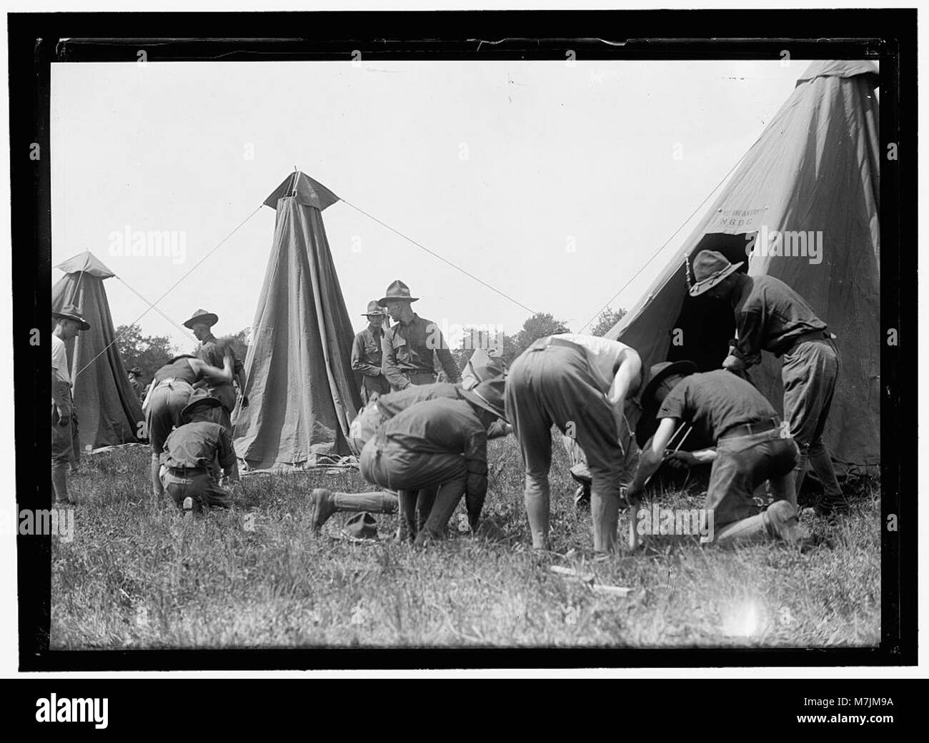 Photographie montrant la Garde nationale de Washington D.C. à Colonial Beach, dressant des tentes pendant un entraînement ou un exercice militaire. Banque D'Images