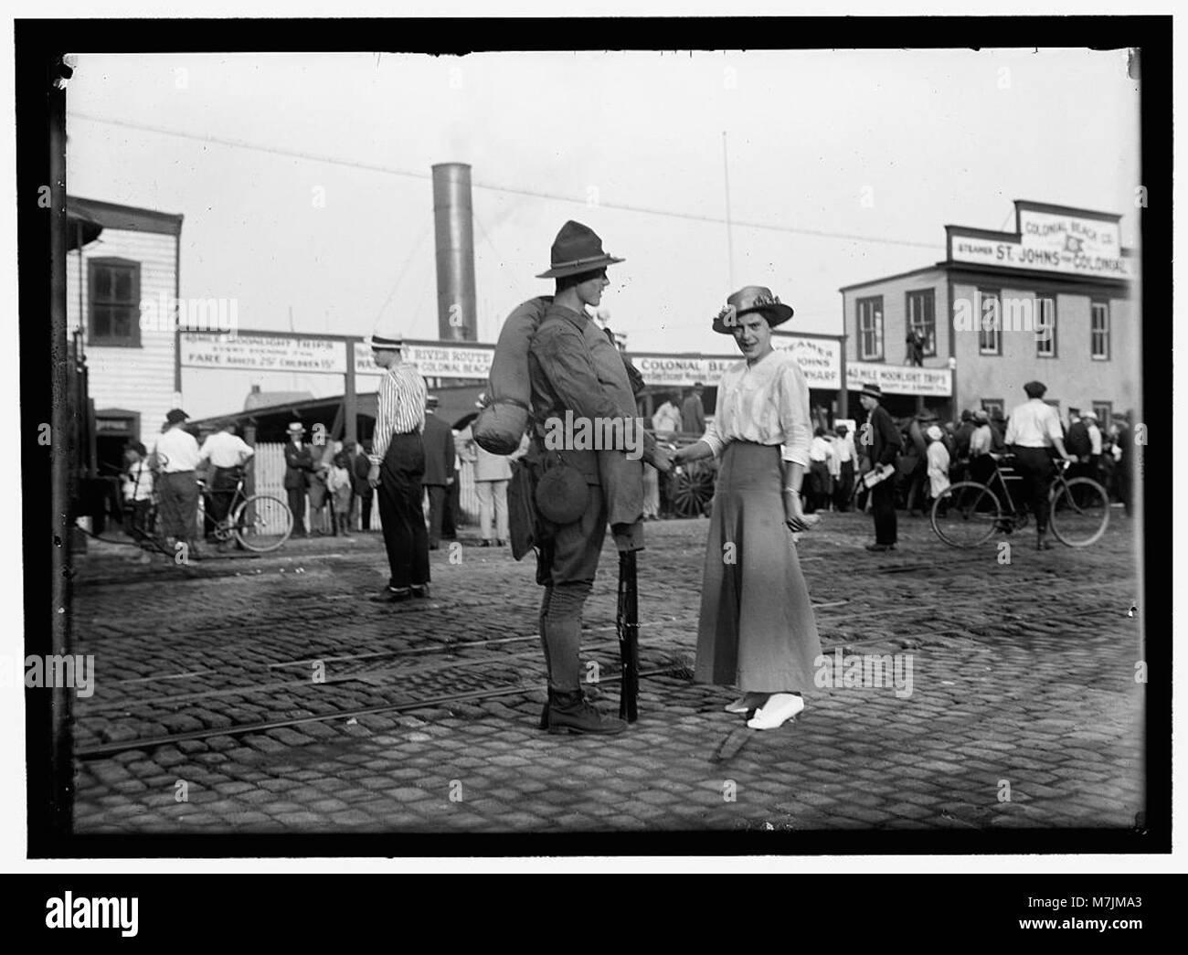 La photographie montre la Garde nationale de Washington D.C. partant pour Colonial Beach, probablement dans le cadre d'un déploiement militaire ou d'un événement public. Banque D'Images