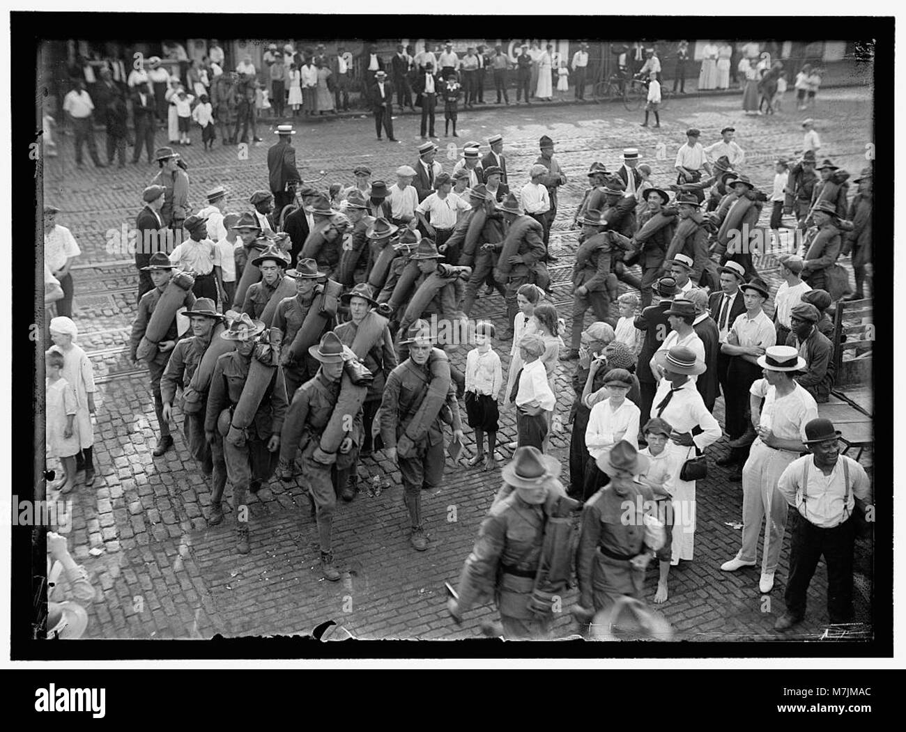 La Garde nationale de Washington, DC, revient d'un camp d'entraînement à Colonial Beach. L'image capture le retour des soldats et leur préparation après des exercices militaires. Banque D'Images