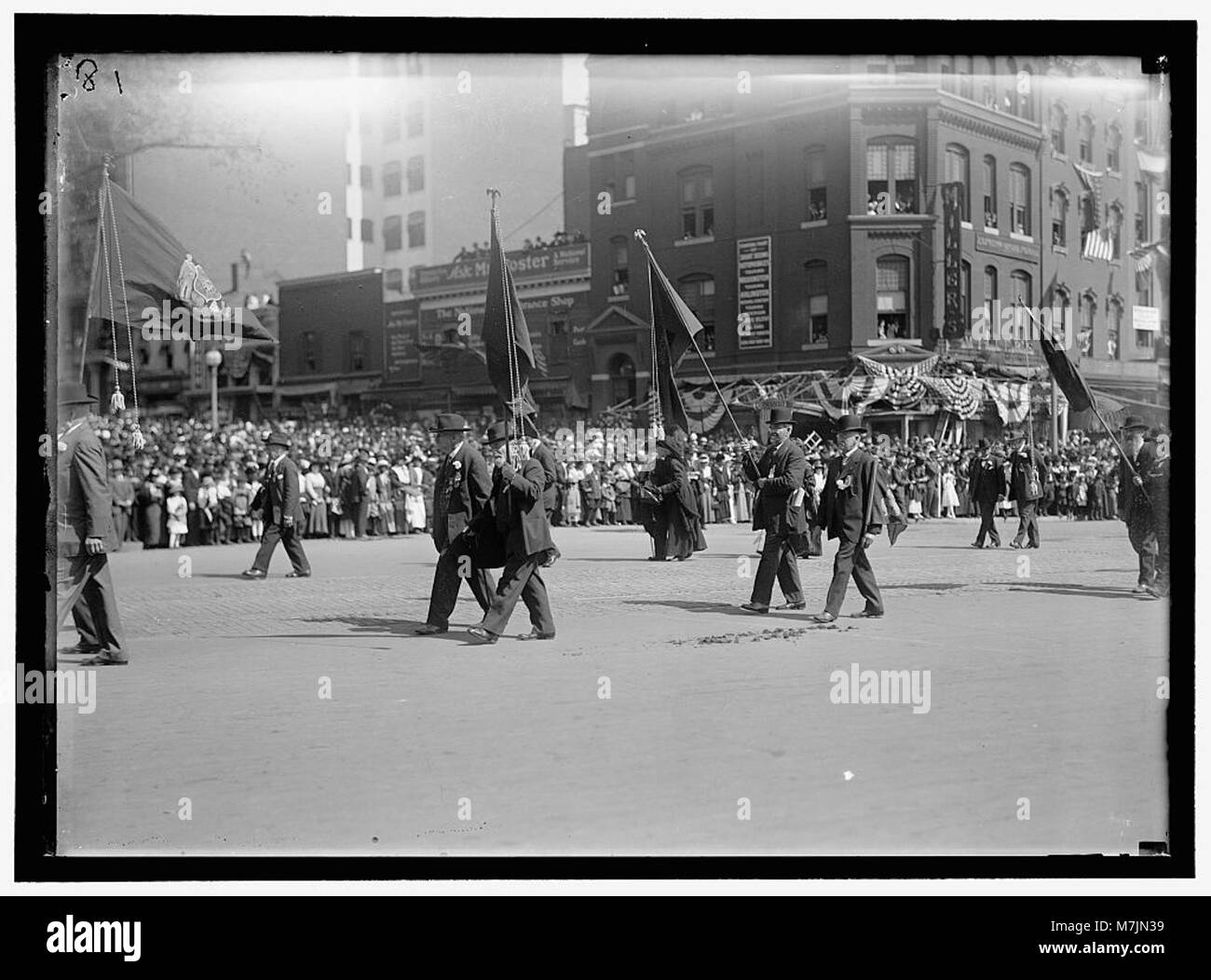 Photographie d'un défilé de préparation mettant en scène des unités de la Grande Armée de la République (G.A. R.) défilant dans une démonstration de patriotisme et de fierté nationale au début du XXe siècle. Banque D'Images