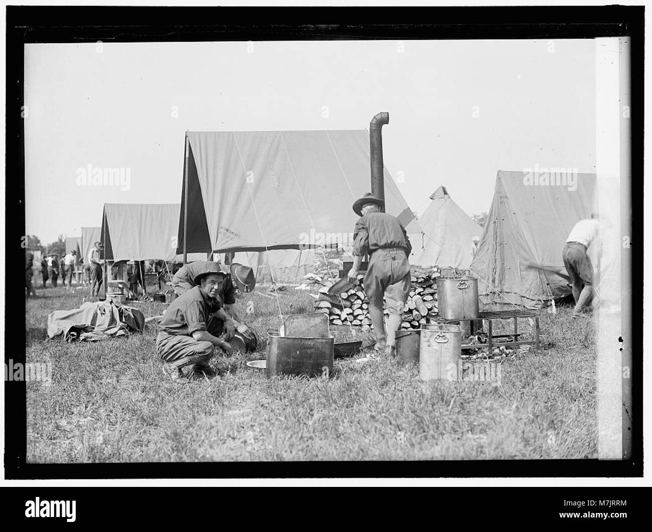 L'image montre des membres de la Garde nationale de Washington, DC, préparant de la nourriture, montrant la vie quotidienne et les devoirs d'une unité militaire. Banque D'Images