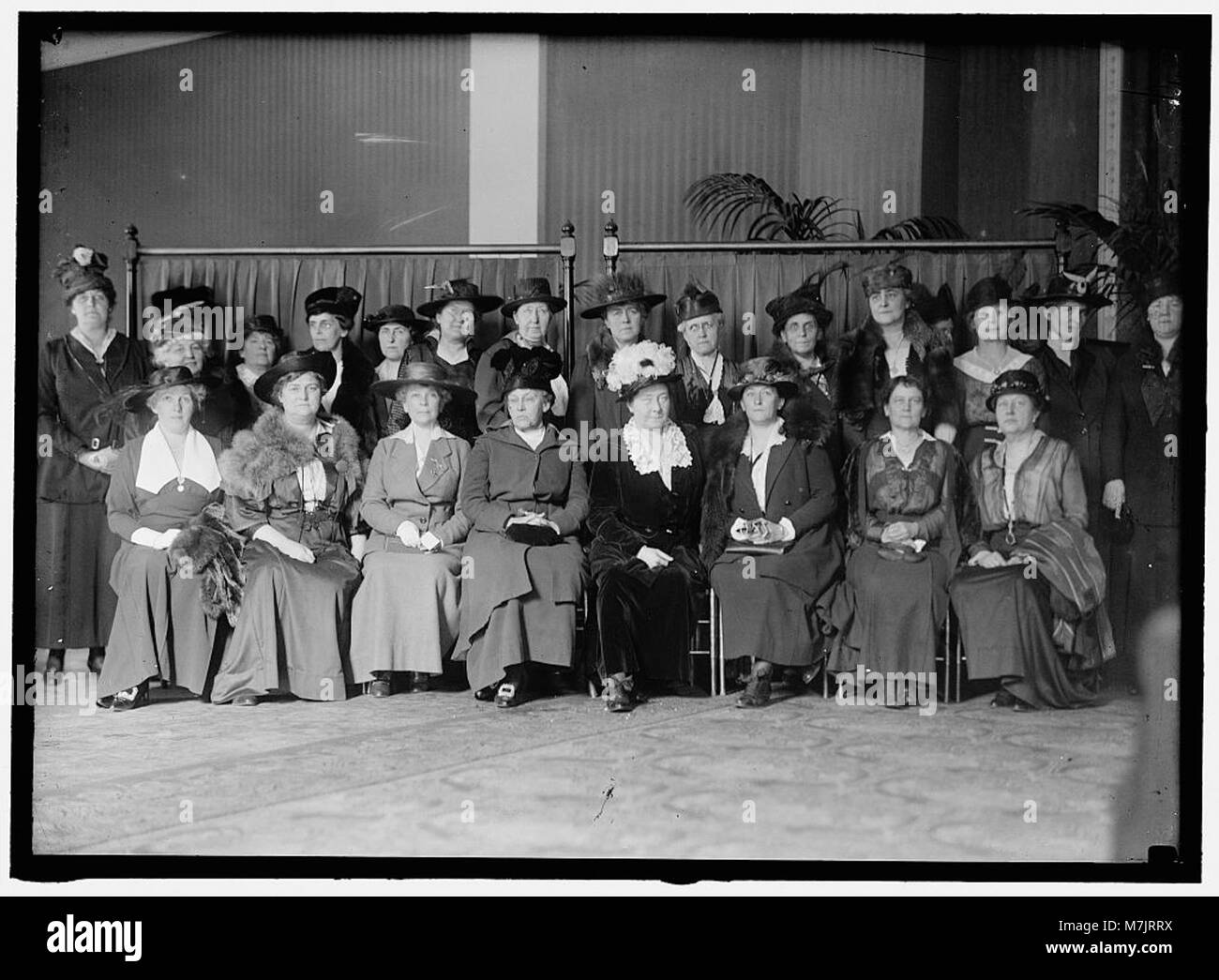 Ligue nationale pour les femmes. Assis- MME. Le PIDS, ira à l'EST ORANGE, NJ ; MME. EDWARD R. HEWITT, NY ; MME. Histoire William Cummings, président général, D.A.R. ; MME. HUGH L. SCOTT ; Mlle MAUDE RCAC2016864691 Banque D'Images