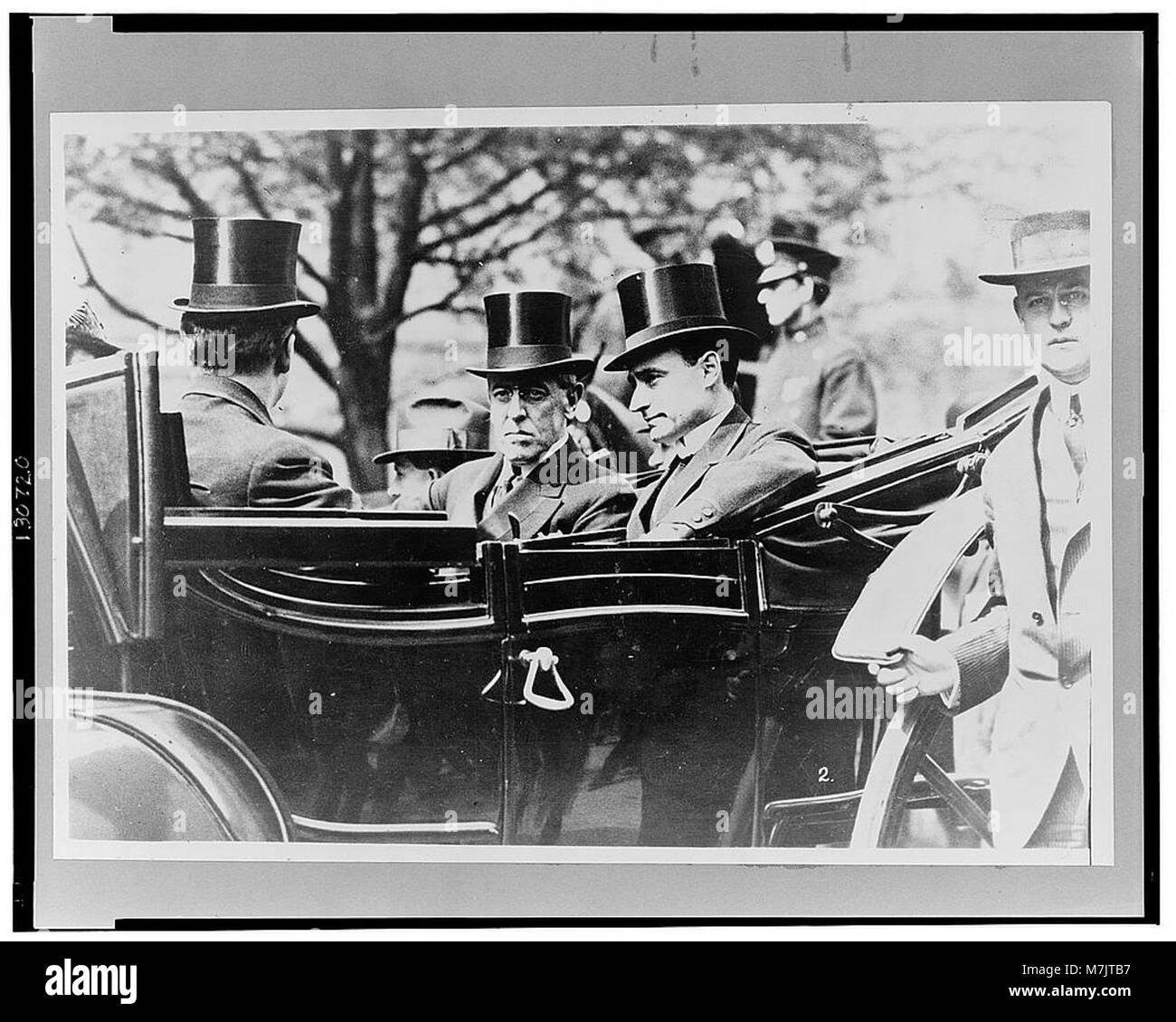 Le président Woodrow Wilson, vu ici portant un chapeau haut de gamme et assis dans une automobile ouverte, était une figure emblématique de la politique américaine du début du XXe siècle et a dirigé la nation pendant la première Guerre mondiale Banque D'Images Le président Woodrow Wilson, vu ici portant un chapeau haut de gamme et assis dans une automobile ouverte, était une figure emblématique de la politique américaine du début du XXe siècle et a dirigé la nation pendant la première Guerre mondiale Banque D'Images