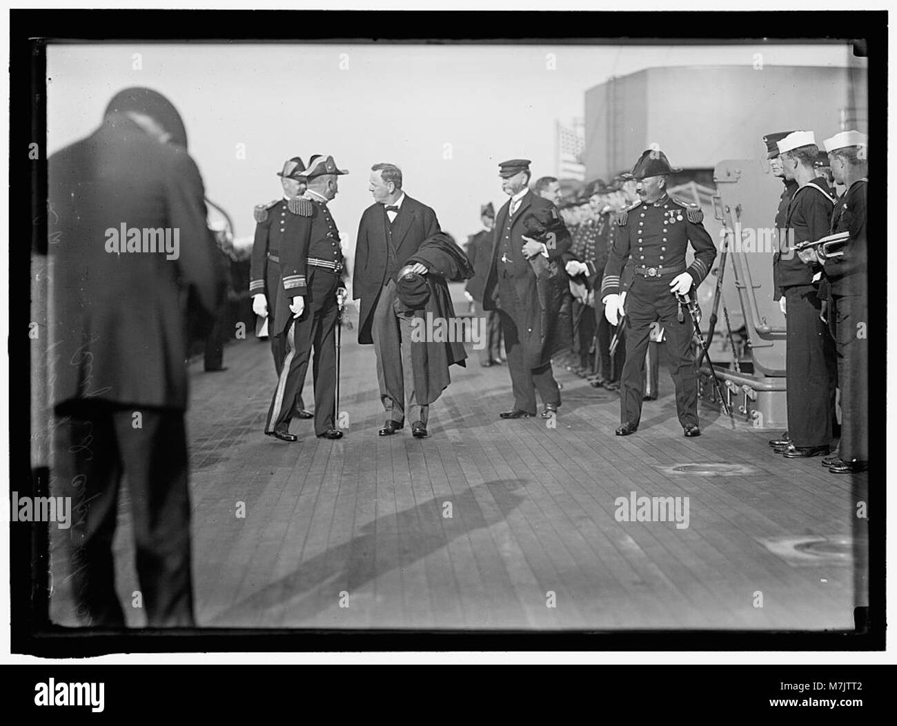 Une photographie de personnalités militaires et politiques éminentes pendant la pratique des cibles, avec Josephus Daniels, Charles Johnston Badger, Fred L. Chapin et William Cox Redfield. L'image met en évidence leur participation à un exercice militaire ou à une démonstration. Banque D'Images