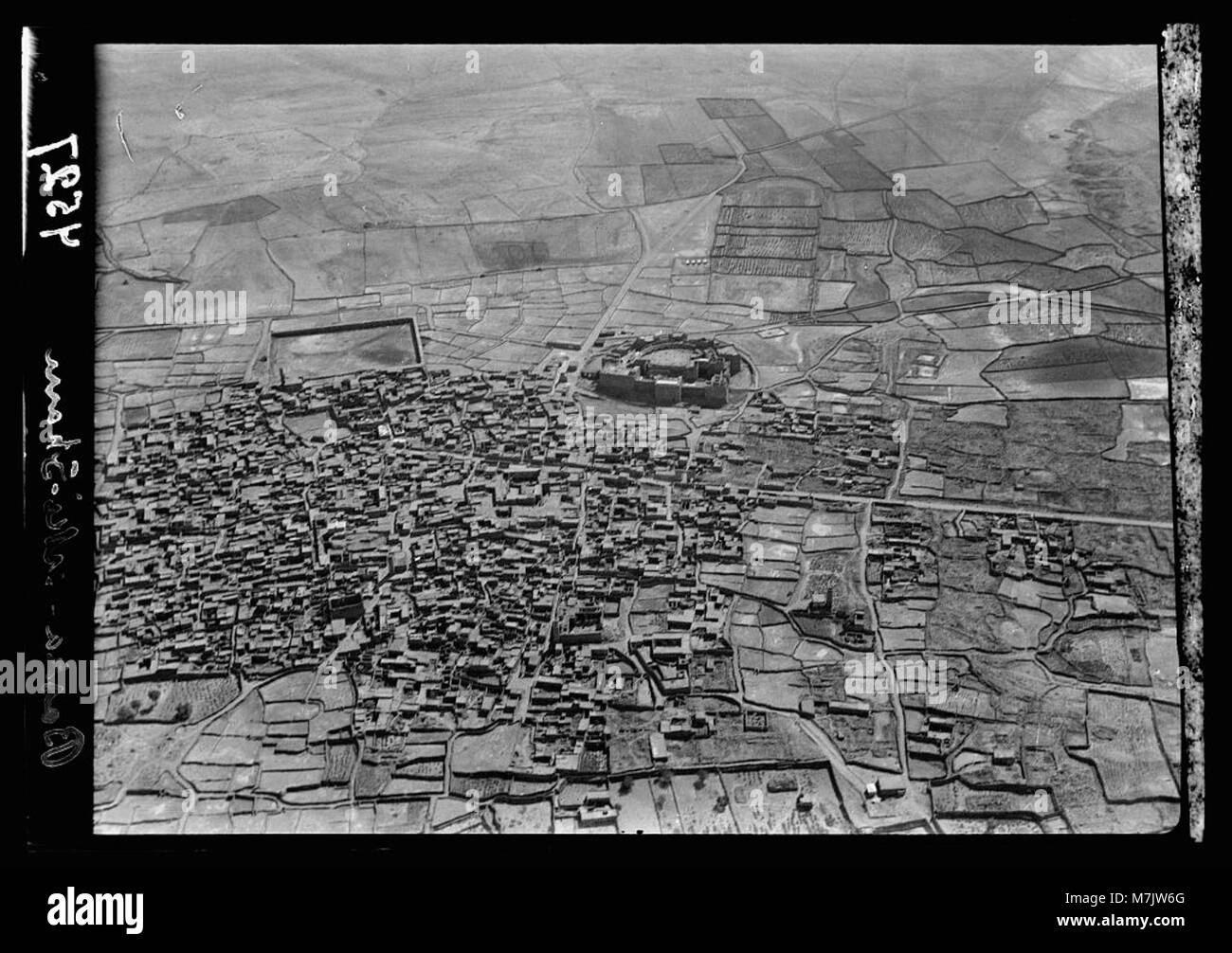 Une vue sur les villages de la région de Hauran (pays de Gilead), en particulier Basra-Eski-Sham, mettant en valeur son château protecteur. Cette région a une signification historique de l'époque biblique, connue pour ses anciennes colonies et fortifications. Banque D'Images