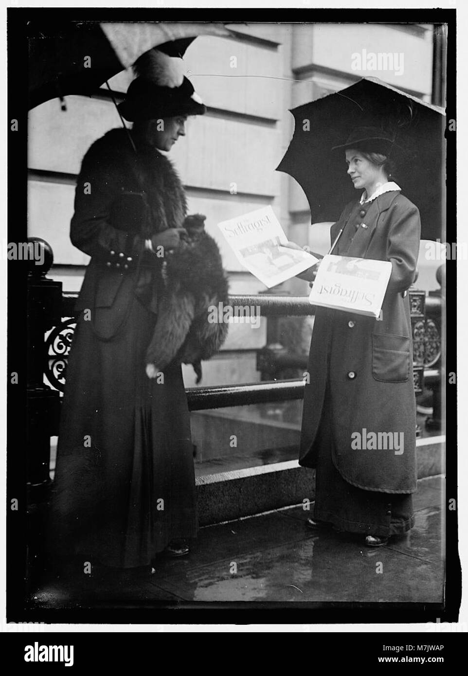 Cette image représente la vente de 'The Suffragist', une publication défendant le droit de vote des femmes, symbolisant le mouvement pour le suffrage des femmes et ses efforts pour obtenir le droit de vote. Banque D'Images