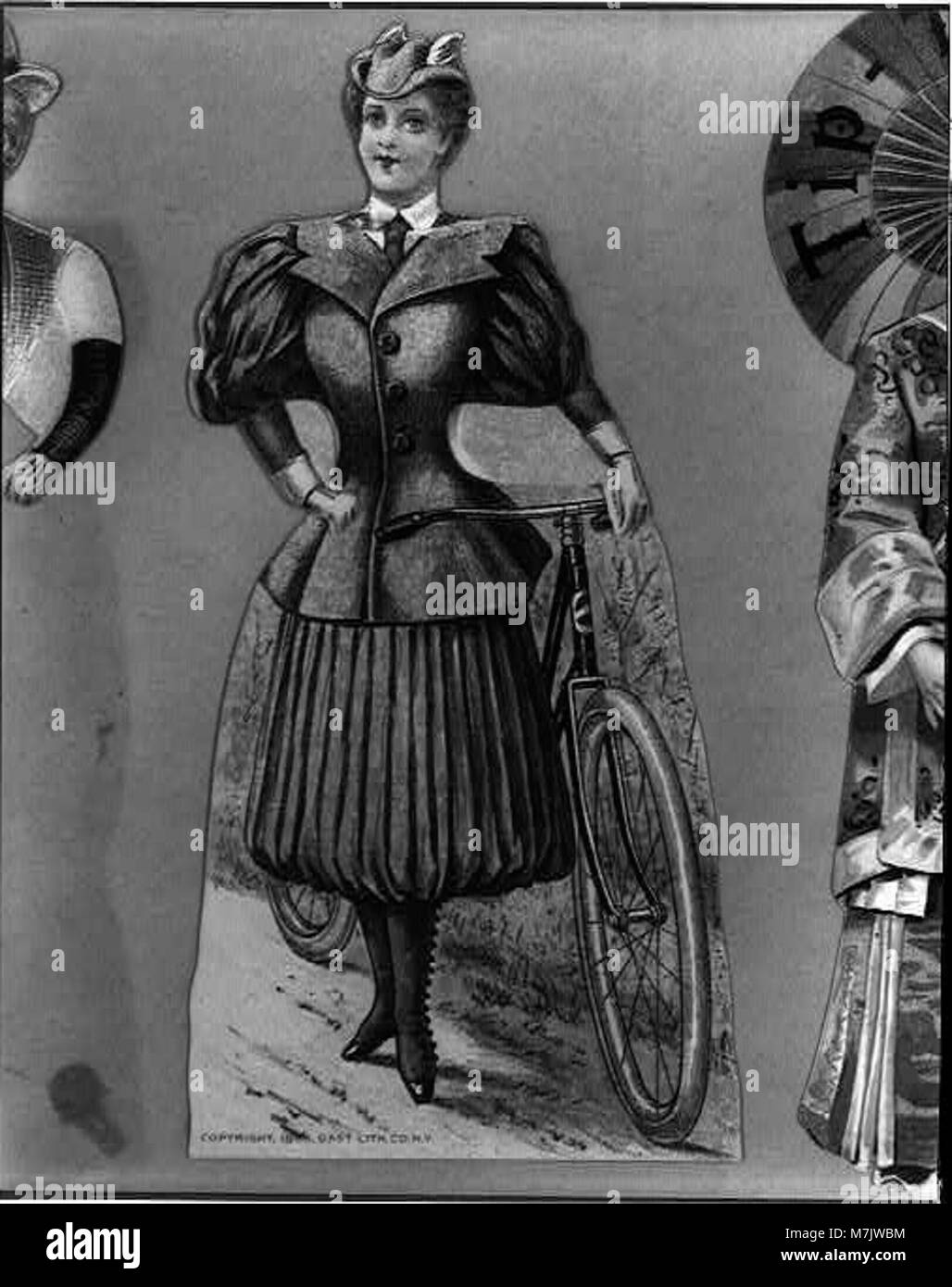 Une femme en costume de vélo pose avec un vélo, représentant la culture cycliste du début du XXe siècle. La photographie montre un boîtier en deux pièces pour la Pope Manufacturing Company de Hartford, Connecticut, connue pour produire des vélos Columbia. Banque D'Images