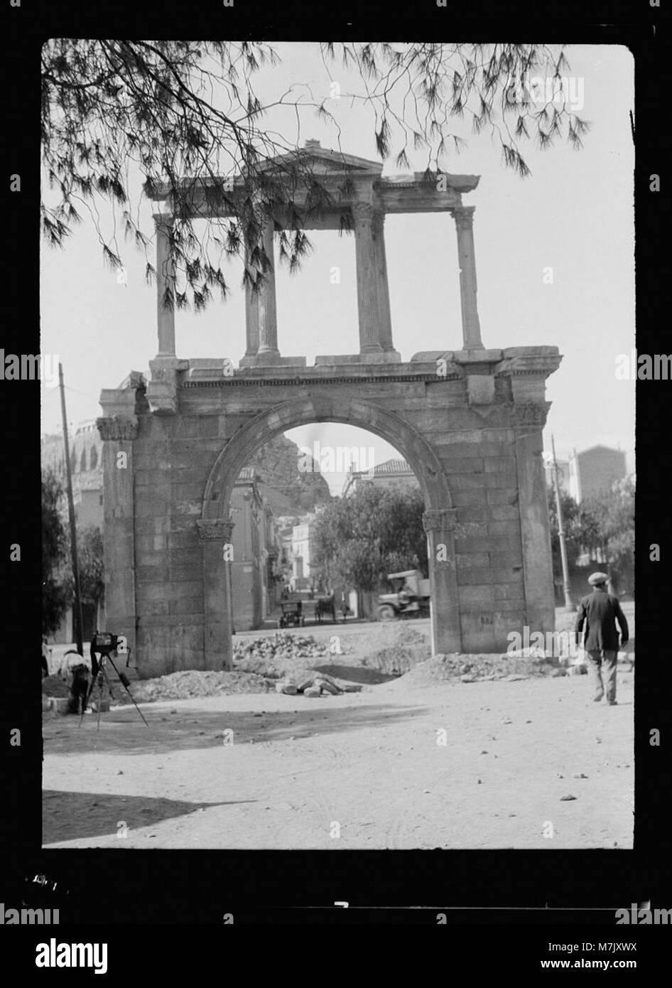 L'Arc d'Hadrien à Athènes, en Grèce, est une ancienne structure romaine construite en l'honneur de l'empereur Hadrien. Il marque la frontière entre Athènes antique et la ville romaine. Banque D'Images