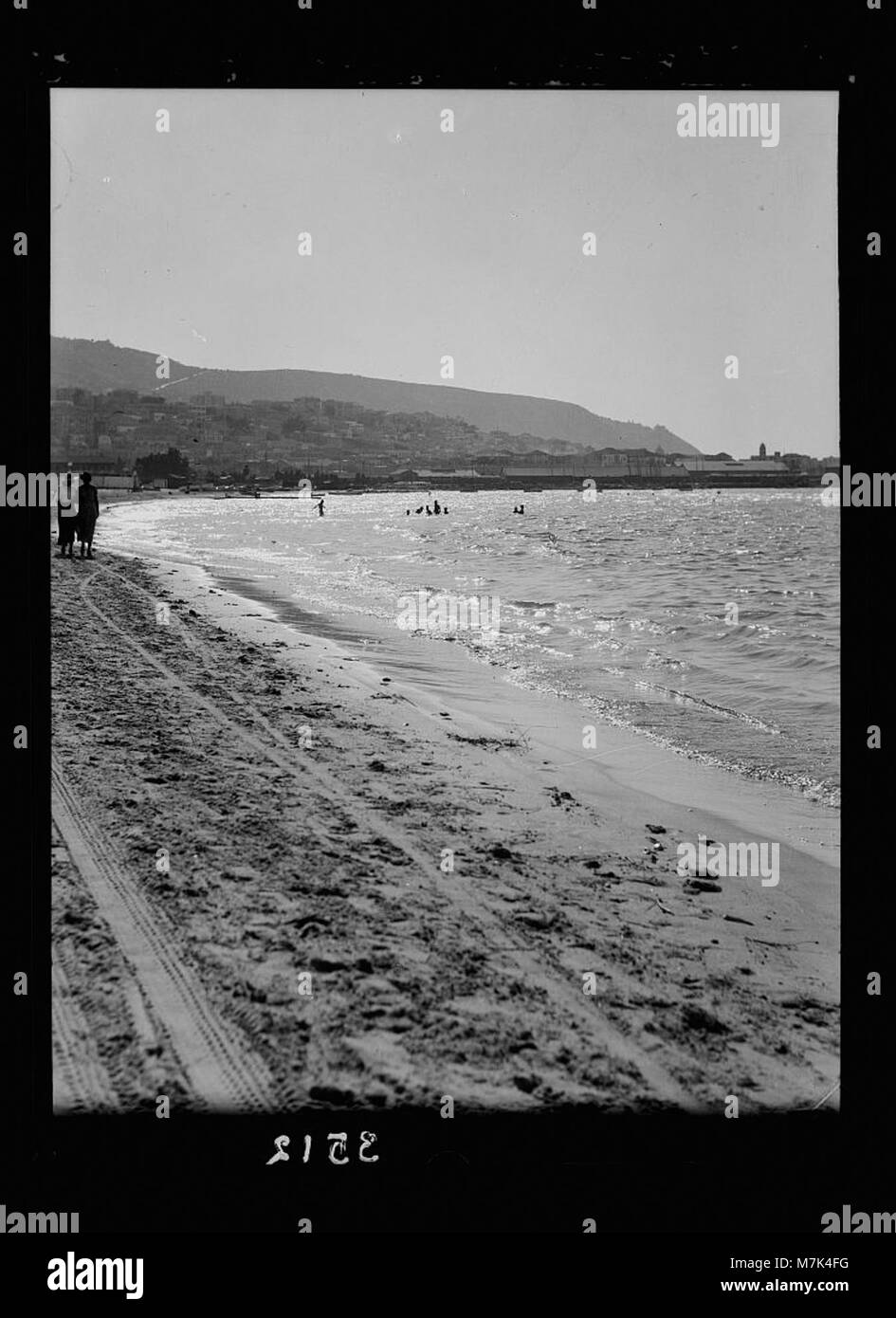 Une silhouette de Carmel, vue de la plage nord de Haïfa, offrant une vue panoramique sur la ville côtière. LOC matpc.15374 Banque D'Images