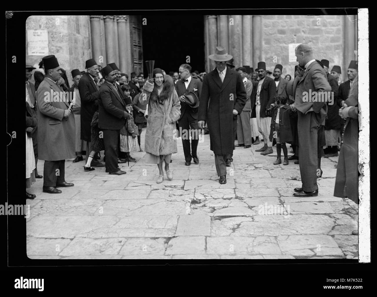 Photographie historique du 6 avril 1933 montrant le roi Albert et la reine Elizabeth de Belgique participant aux célébrations du centenaire de Pâques à l'église du Saint-Sépulcre à Jérusalem. Banque D'Images