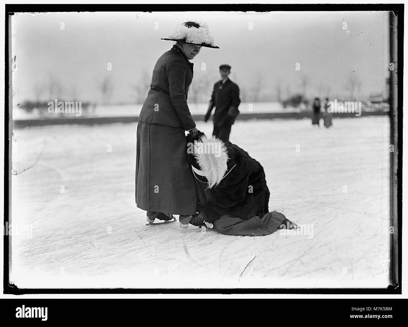 Un portrait de la comtesse de Chambrun en patinage sur glace, mettant en valeur son élégance et son habileté sur la glace dans un contexte historique. Banque D'Images
