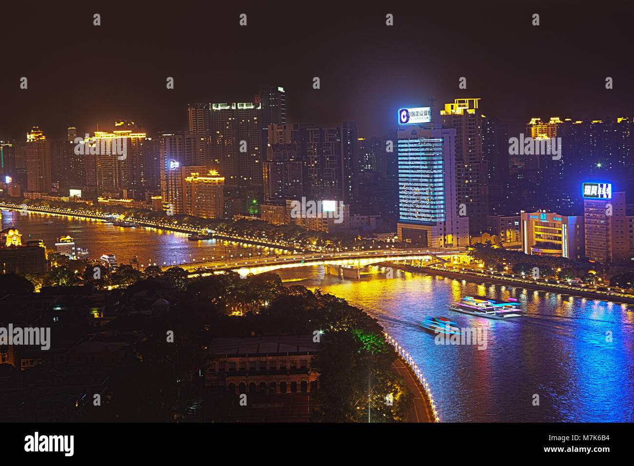 Les navires de croisière dîner sur la rivière Zhujiang dans la nuit du haut de la White Swan Hotel, Guangzhou, province de Guangdong, en République populaire de Chine. Banque D'Images