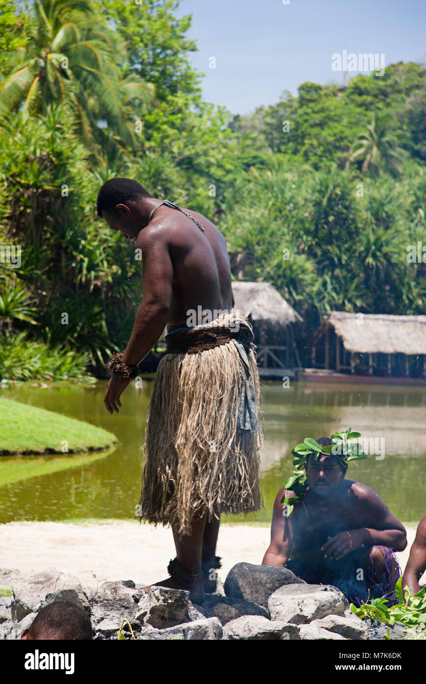 Les Autochtones en costume traditionnel, l'exercice de leurs cérémonies du feu-marche à Pacific Harbour, Fidji. Banque D'Images