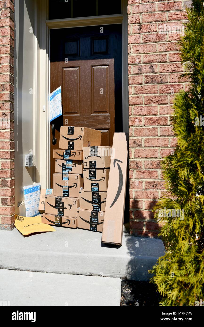 Boîtes d'Amazone livré et empilés devant la porte d'une maison  résidentielle, USA Photo Stock - Alamy