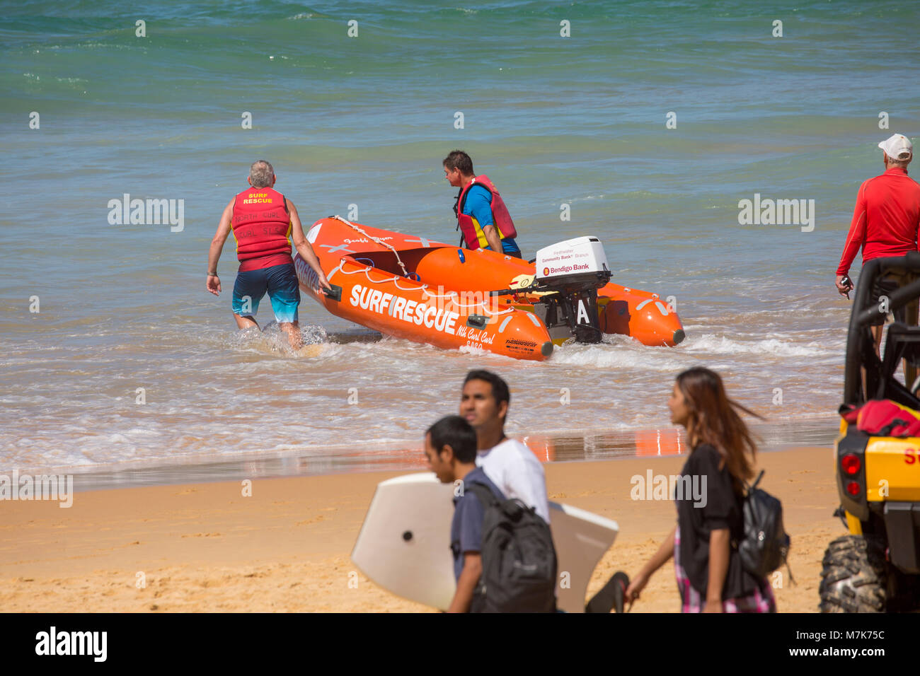 Les bénévoles de surf australienne avec Zodiac gonflable et beach buggy transports le Curl Curl Beach au nord de Sydney, Australie Banque D'Images