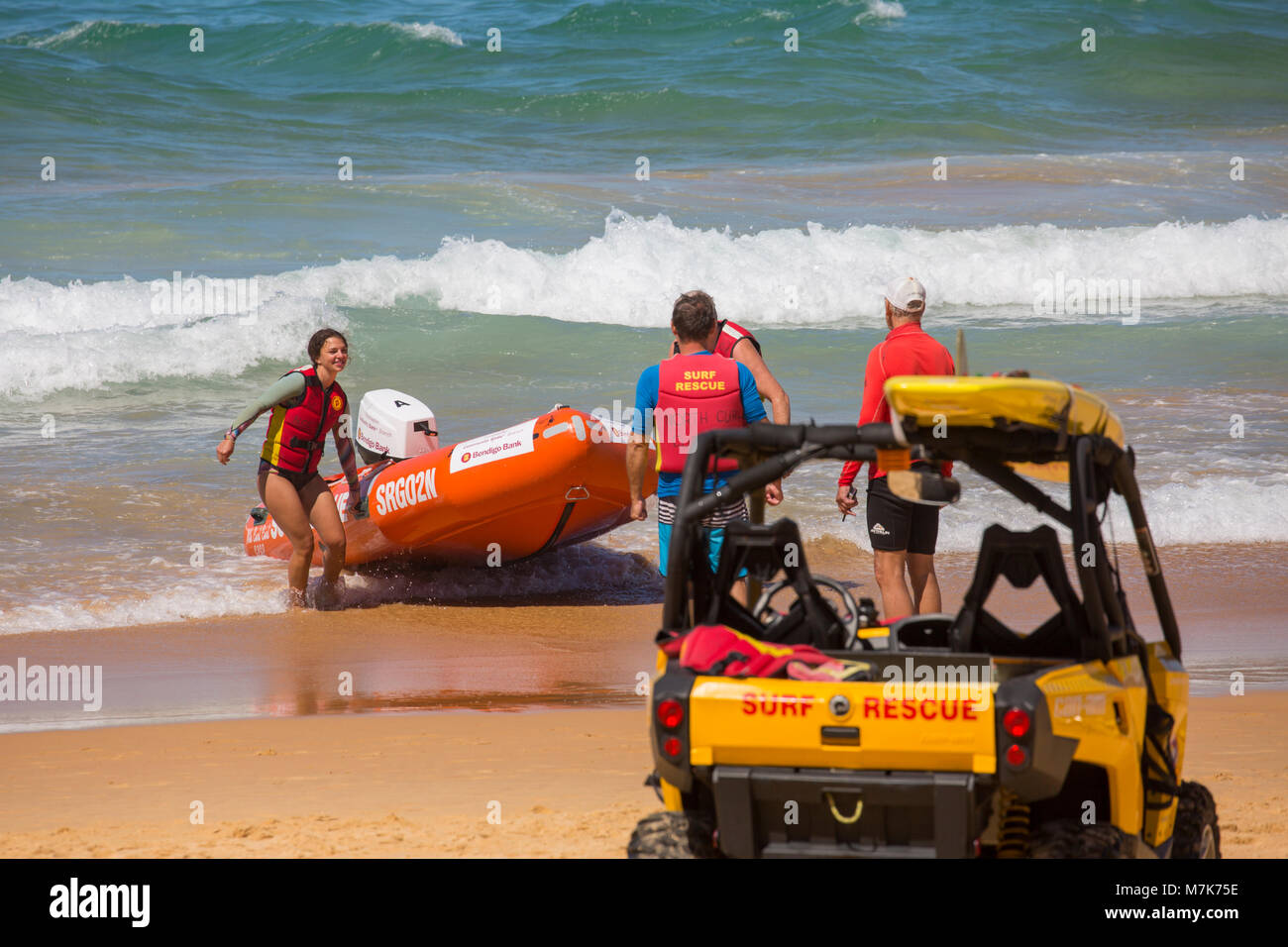Les bénévoles de surf australienne avec Zodiac gonflable et beach buggy transports le Curl Curl Beach au nord de Sydney, Australie Banque D'Images