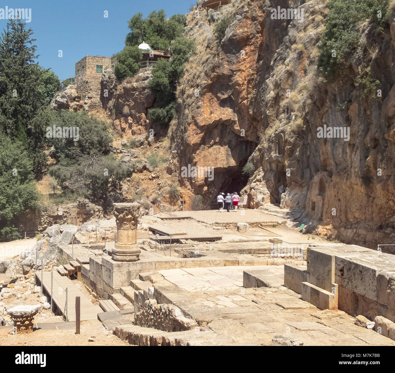 Le temple du dieu grec Pan au-dessous de la tombe du saint homme musulman Nebi Khader à Banias Park Banque D'Images