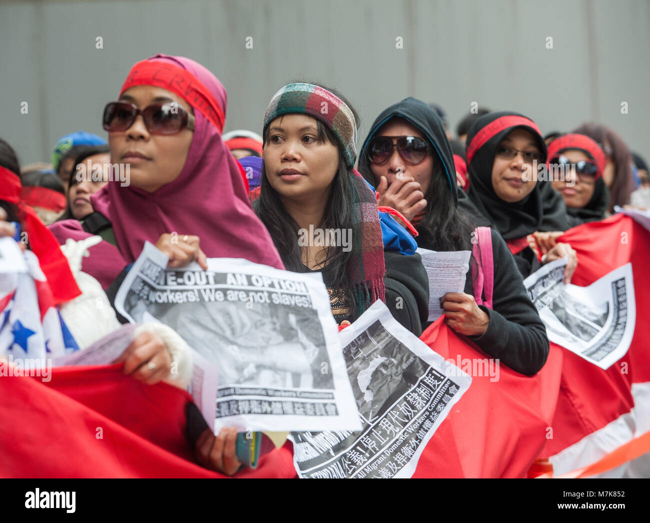 La justice pour les travailleurs migrants Erwiana Protestation de Hong Kong. Les travailleurs domestiques étrangers à Hong Kong dans la rue marchant au siège du gouvernement Banque D'Images