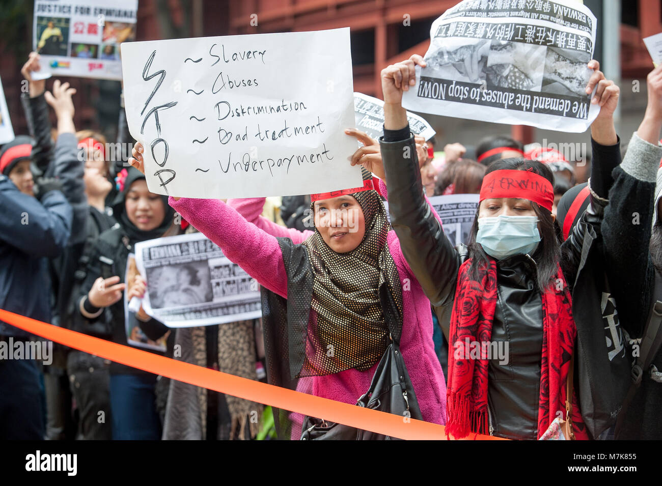 La justice pour les travailleurs migrants Erwiana Protestation de Hong Kong. Les travailleurs domestiques étrangers à Hong Kong dans la rue marchant au siège du gouvernement Banque D'Images