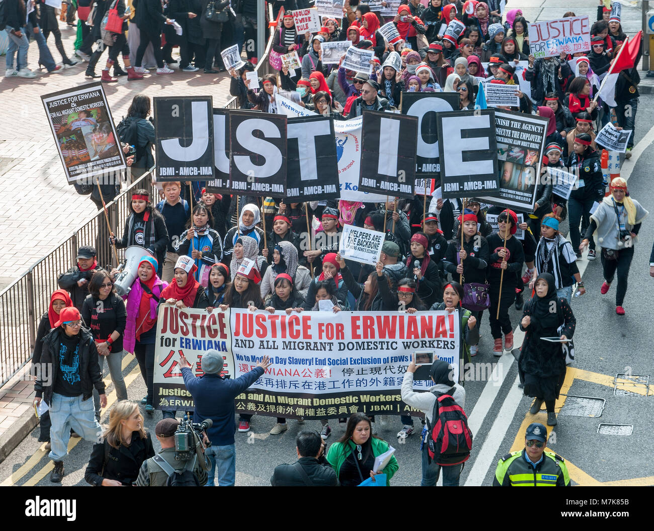 La justice pour les travailleurs migrants Erwiana Protestation de Hong Kong. Les travailleurs domestiques étrangers à Hong Kong dans la rue marchant au siège du gouvernement Banque D'Images