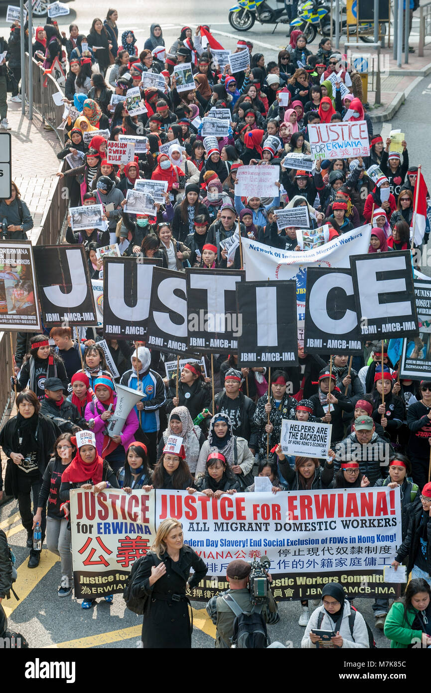 La justice pour les travailleurs migrants Erwiana Protestation de Hong Kong. Les travailleurs domestiques étrangers à Hong Kong dans la rue marchant au siège du gouvernement Banque D'Images
