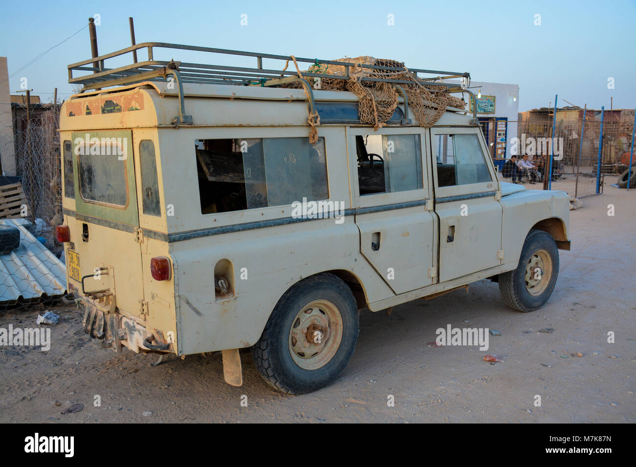 Land Rover 4x4 dans le camp de réfugiés sahraouis de Smara. Banque D'Images