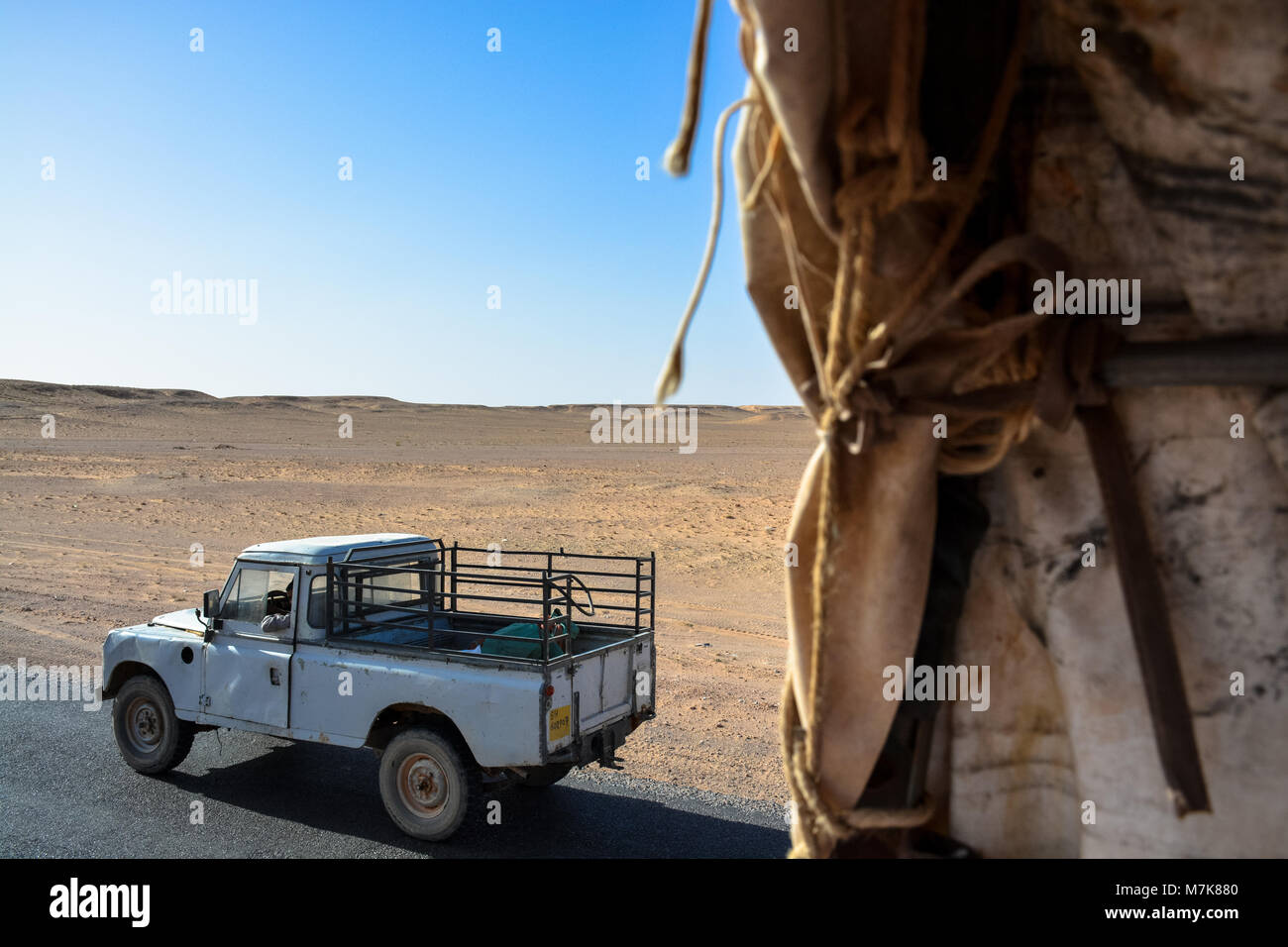 Land Rover 4x4 dans le camp de réfugiés sahraouis de Smara. Banque D'Images