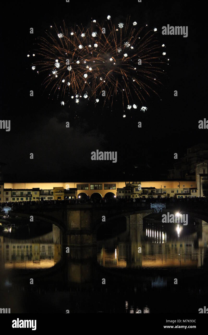 FLORENCE, ITALIE - 24 juin 2013 : feu d'artifice par l'historique Ponte Vecchio à Florence, pour le saint patron 24 Banque D'Images