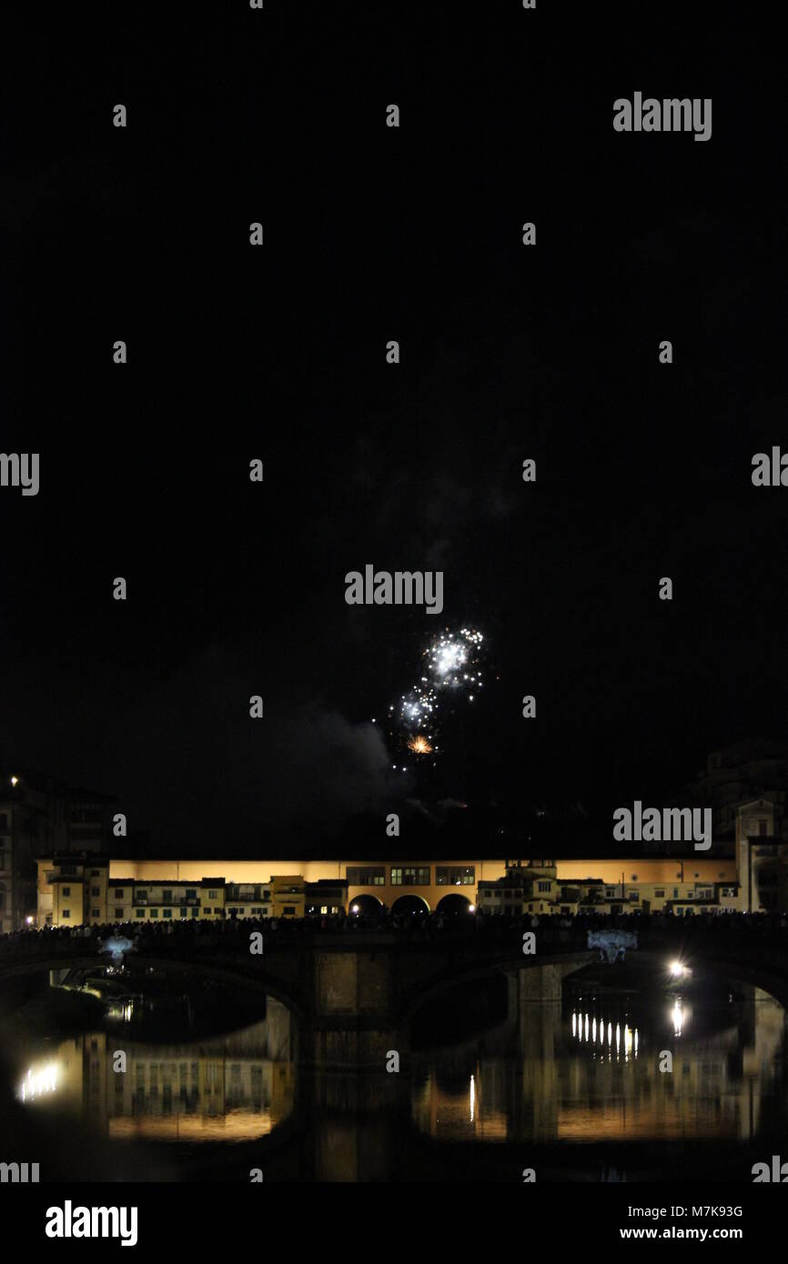 FLORENCE, ITALIE - 24 juin 2013 : feu d'artifice par l'historique Ponte Vecchio à Florence, pour le saint patron 24 Banque D'Images