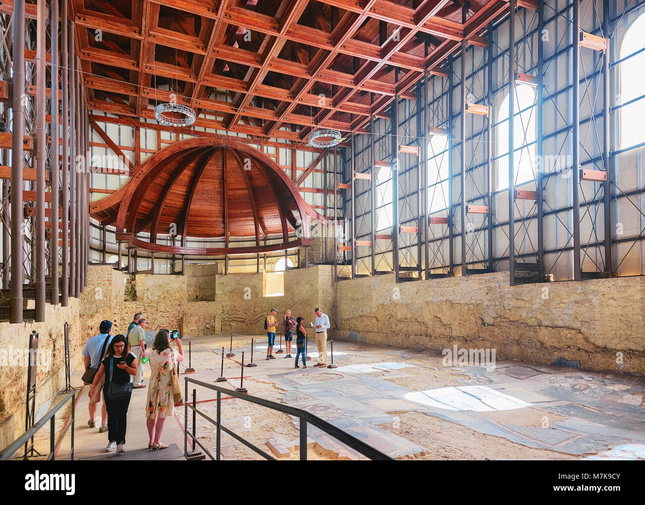 Piazza Armerina, Italie - le 22 septembre 2017 : les touristes à la basilique avec des panneaux de marbre à la Villa Romana del Casale à Piazza Armerina, Sicile, Italie Banque D'Images