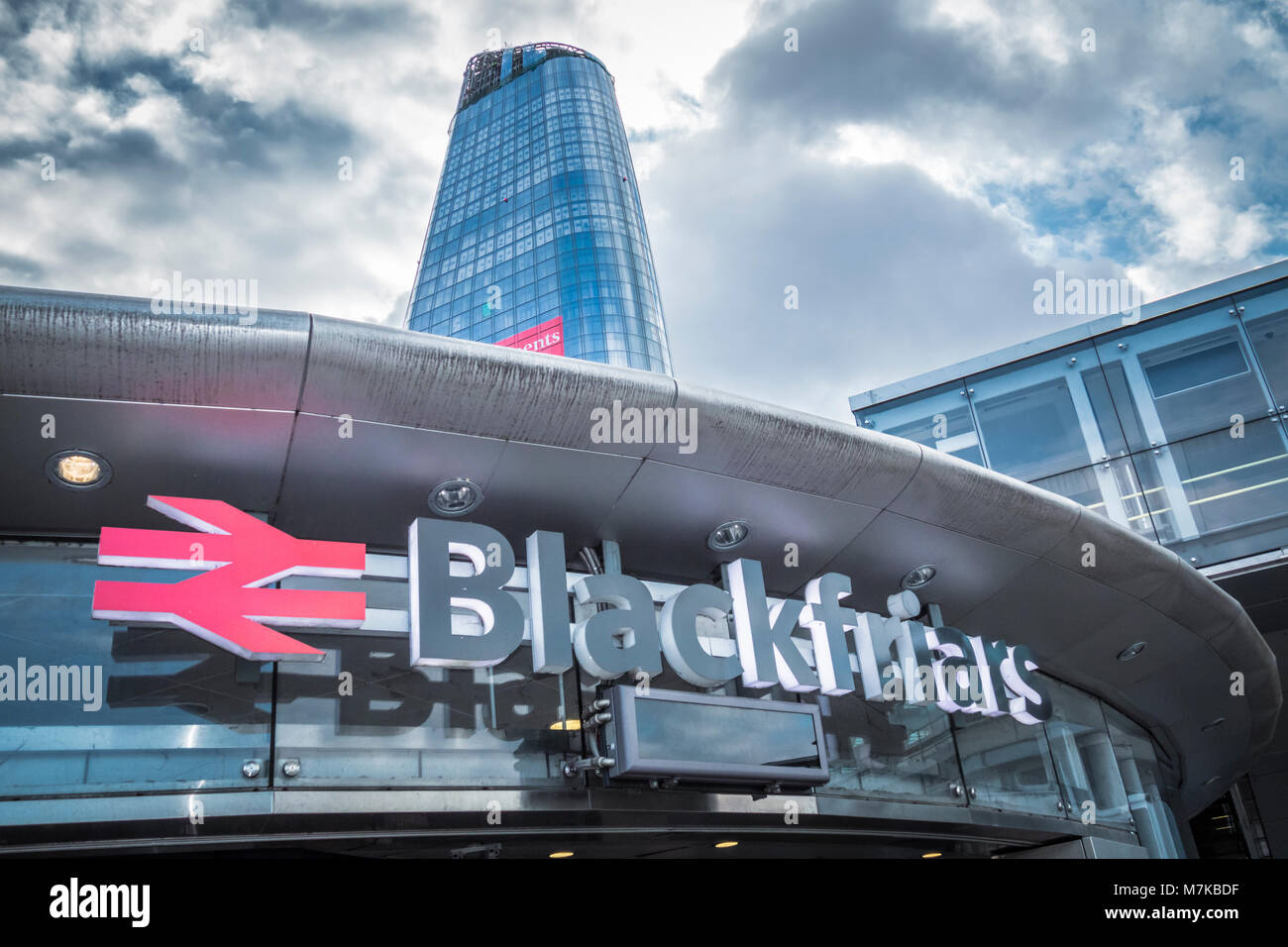 L'un gratte-ciel de Blackfriars plane sur Blackfriars Bridge station, entrée sud, Londres, UK Banque D'Images