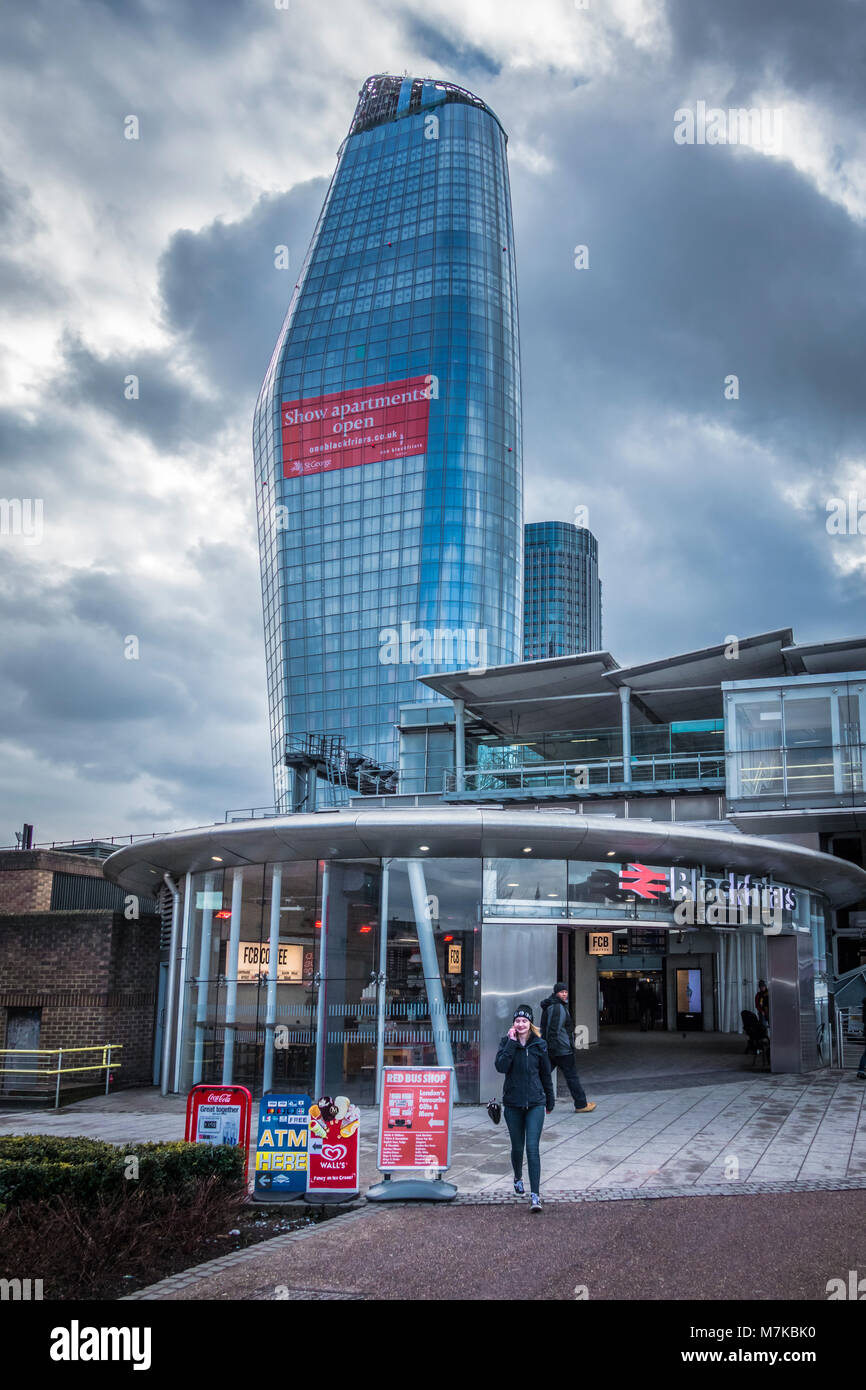 L'un gratte-ciel de Blackfriars plane sur Blackfriars Bridge station, entrée sud, Londres, UK Banque D'Images