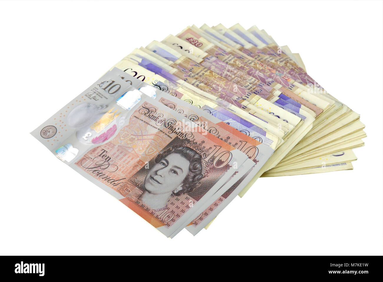 Pile de billets de banque britannique sur fond blanc Banque D'Images