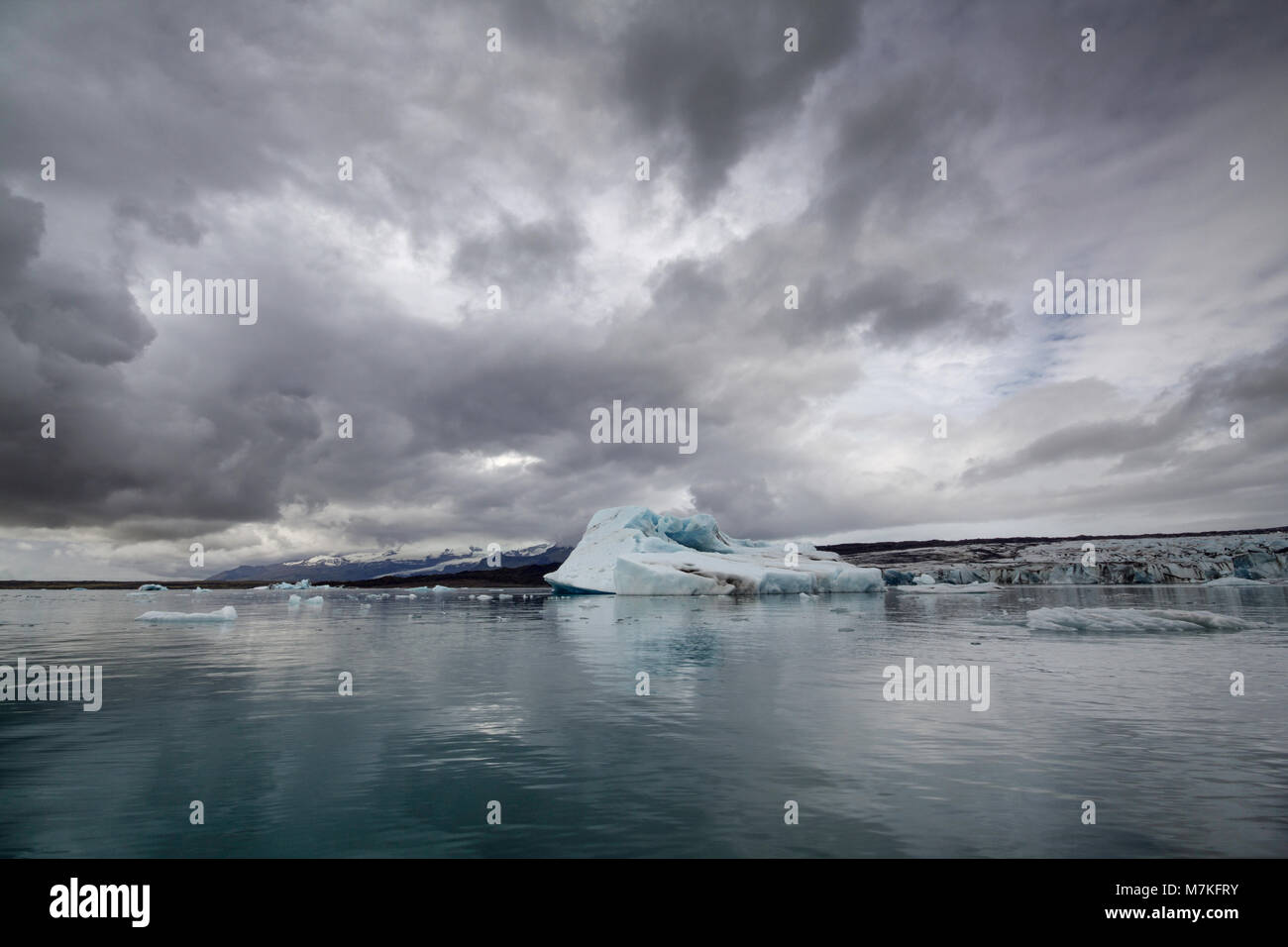 Nuages spectaculaires prises à partir d'un bateau sur le lac Jokulsarlon Islande, où les icebergs flottent sur la mer Banque D'Images