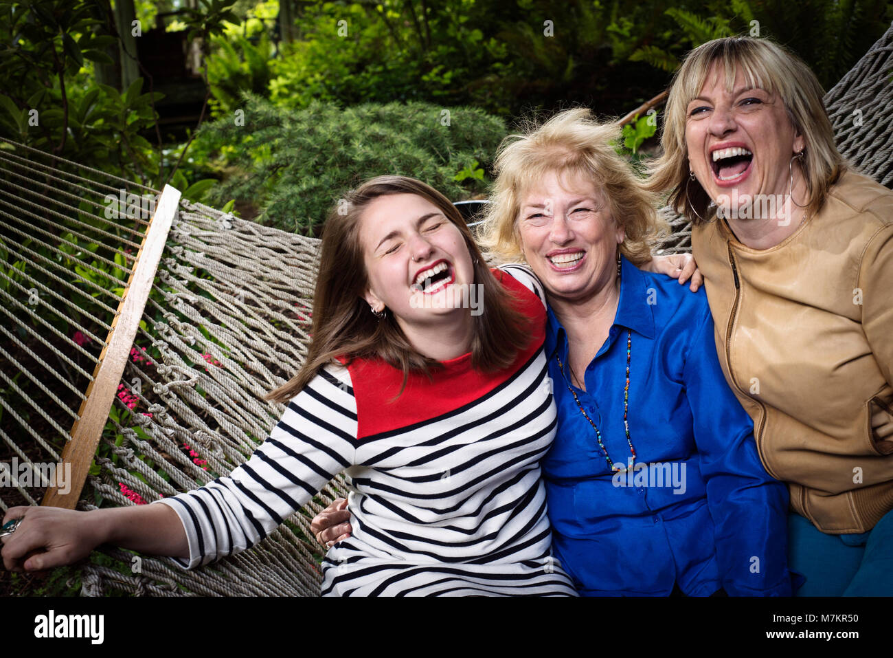 Trois générations de femmes assis dans un hamac bénéficiant chacun d'autres entreprise. Banque D'Images