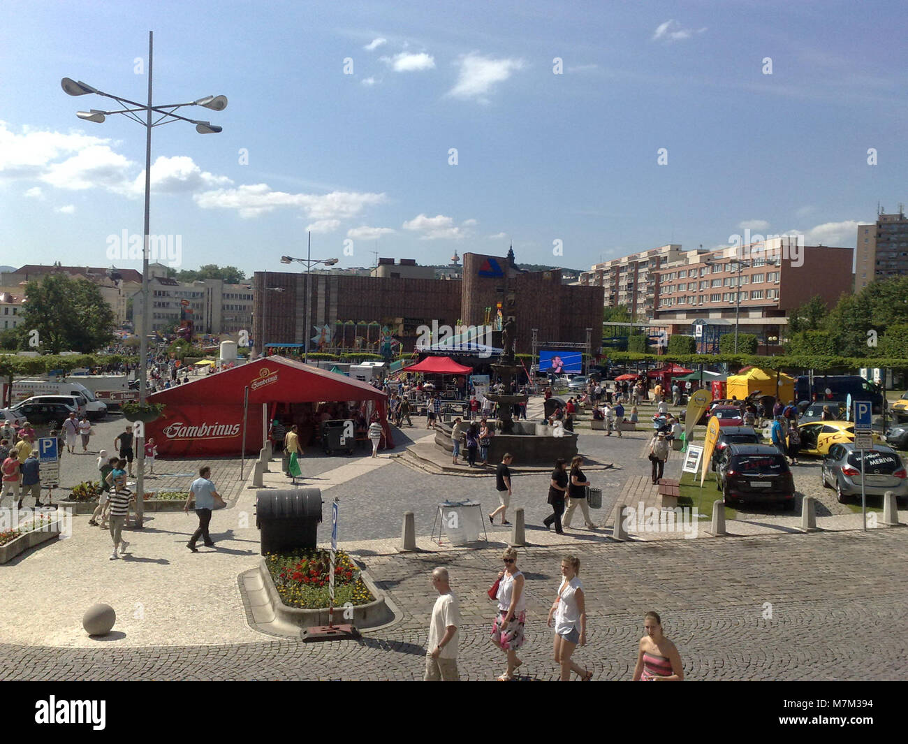“Celkový Pohled před radnicí” se traduit par “vue d’ensemble devant la mairie”. Ce titre décrit une photographie ou une illustration en perspective générale montrant la zone avant la mairie dans une municipalité (probablement tchèque), capturant l'architecture et l'espace public. Banque D'Images