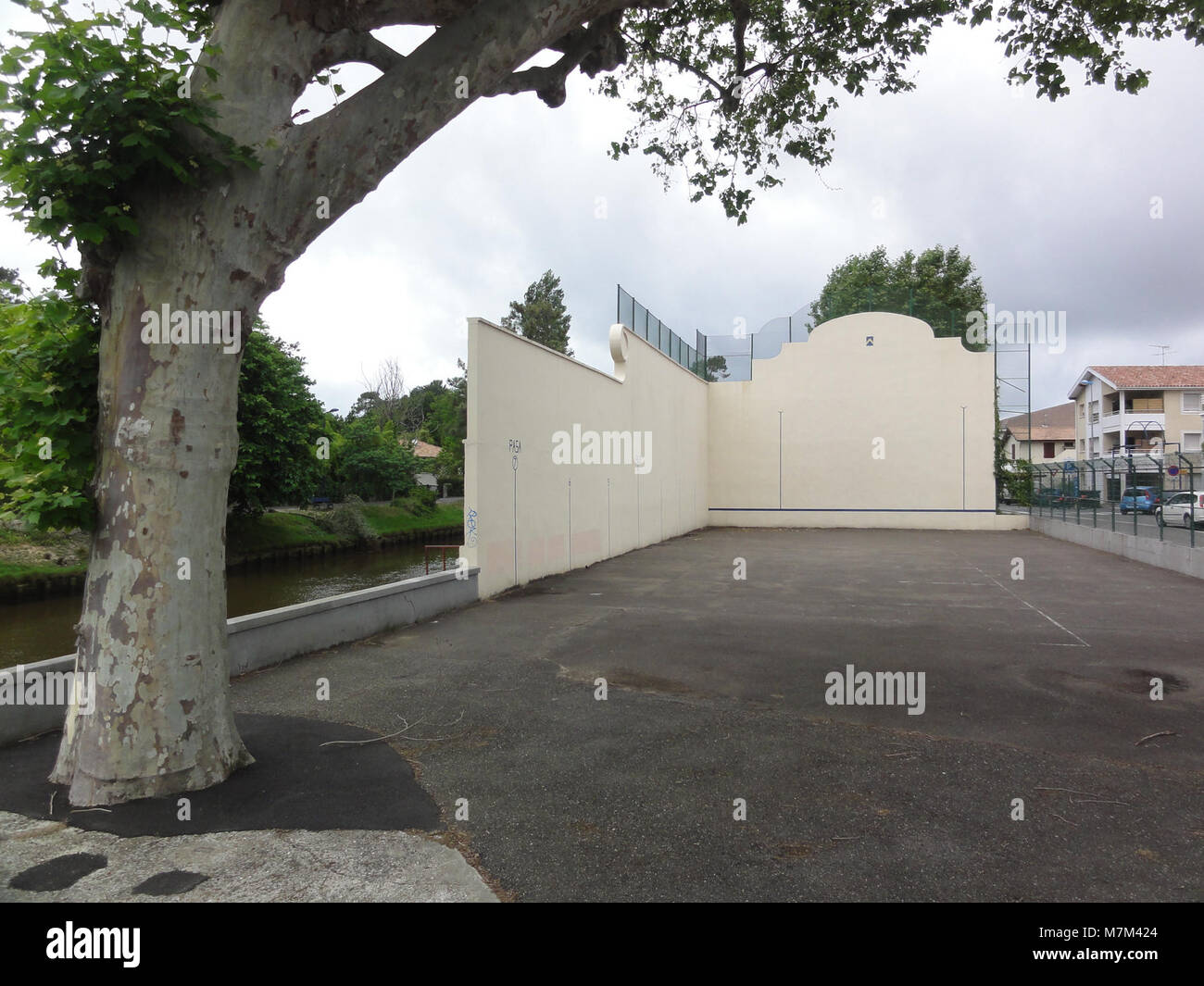 Cette image représente le mur de fronton à Capbreton, dans les Landes, en France, mettant en valeur une caractéristique typique de l'architecture de la ville et son rôle dans les sports locaux, en particulier les jeux de pelote. Banque D'Images