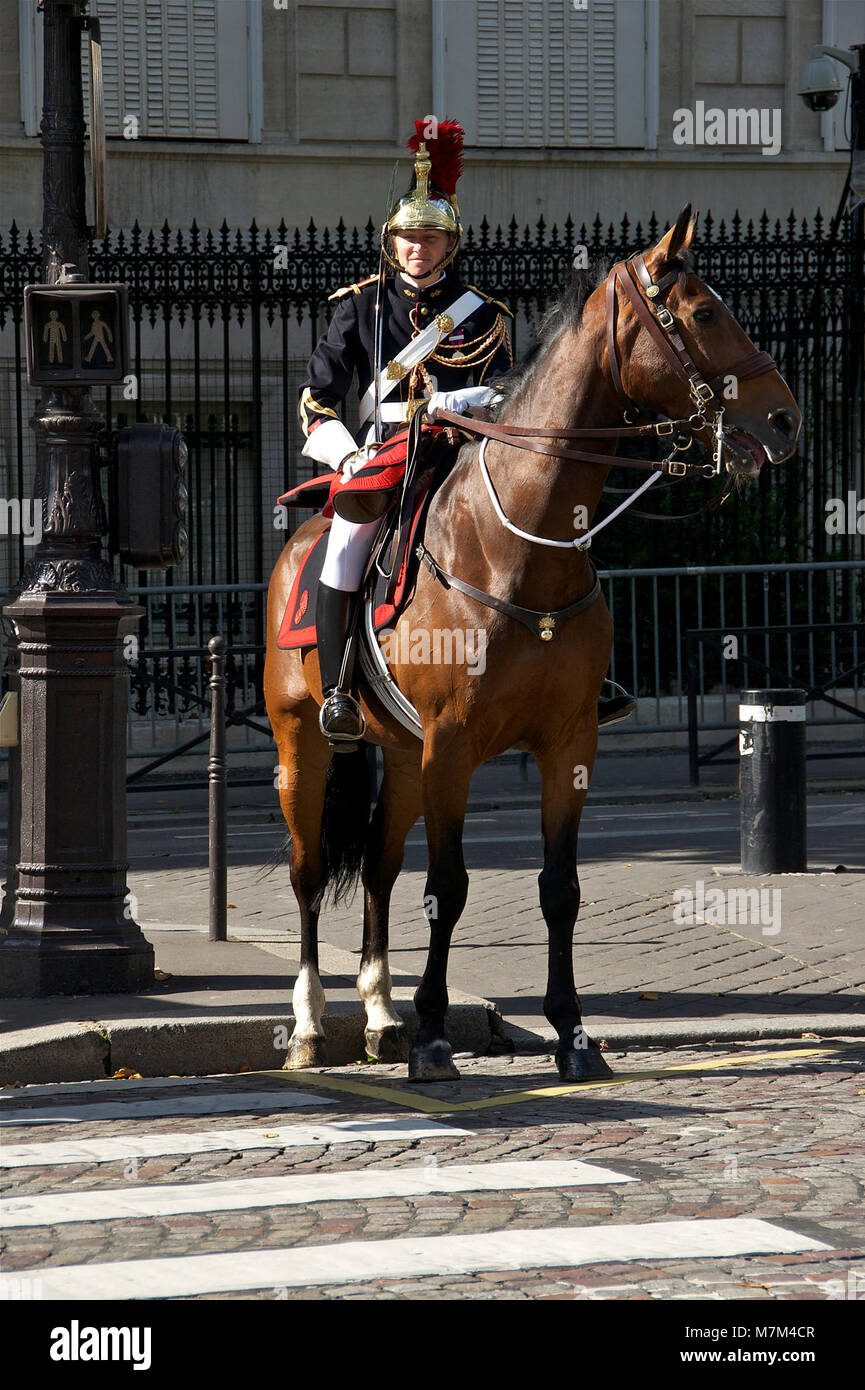 Un membre de la Garde républicaine française lors de défilés à cheval le long de l'avenue de Friedland lors des célébrations de la Bastille Day à Paris le 14 juillet 2012. Banque D'Images